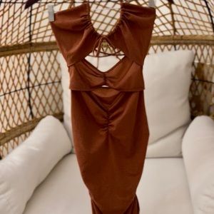 Beautiful shade of brown. Slits. Ties around neck. Fabric has slight shimmer.